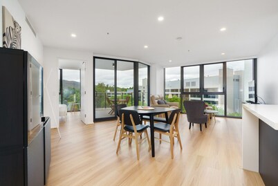 Sunny Retreat with Balcony in Canberra CBD