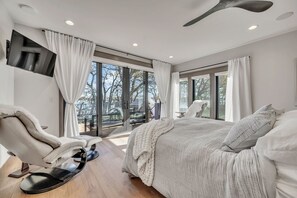 Escritorio, tabla de planchar con plancha, ropa de cama