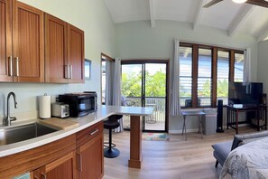 Interior - Walua Trail Oceanview Hideaway:A/C/W/D/Parking (Kailua-Kona)