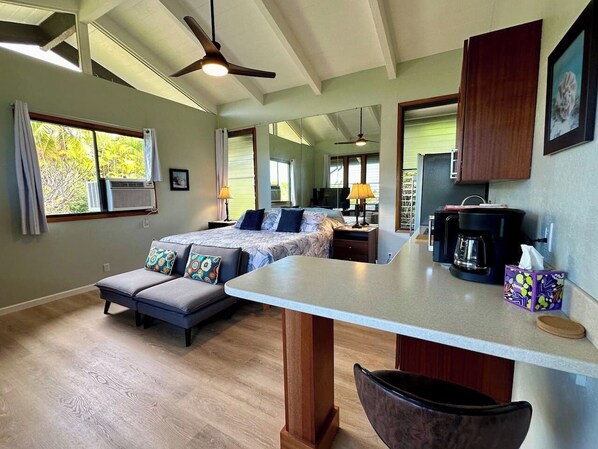 1 bedroom, WiFi, bed sheets - Walua Trail Oceanview Hideaway:A/C/W/D/Parking (Kailua-Kona)