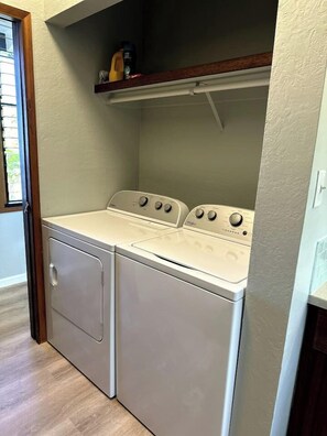 Interior - Walua Trail Oceanview Hideaway:A/C/W/D/Parking (Kailua-Kona)
