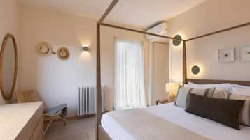 Tabla de planchar con plancha, internet y ropa de cama