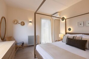 Tabla de planchar con plancha, internet y ropa de cama