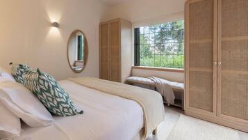 Iron/ironing board, internet, bed sheets