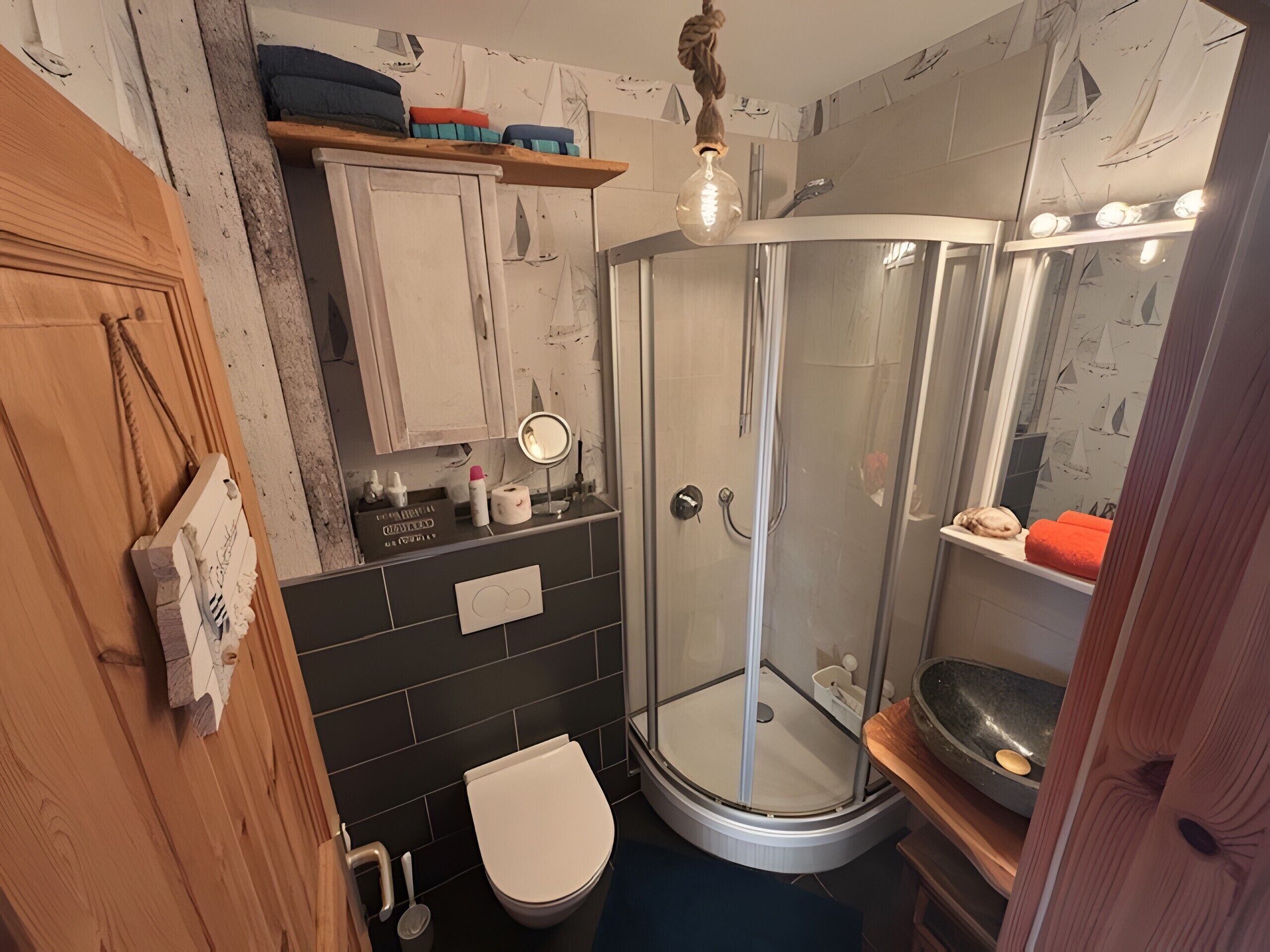 Douche, sèche-cheveux, serviettes fournies