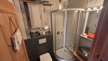 Douche, sèche-cheveux, serviettes fournies