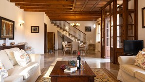 Un vaste salon doté d’un haut plafond, d’un escalier et d’un coin repas.