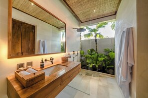 Shower, hair dryer, towels, soap - Bali Luxury Escape in Canggu (Canggu)