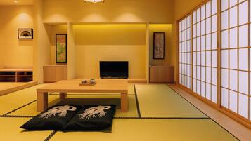 Suite bergaya Jepang | Area keluarga | Televisi layar datar 32-inci dengan saluran TV digital