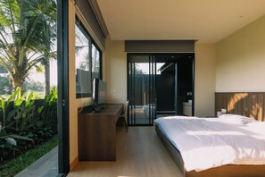 Standaard kamer, uitzicht op wijngaard | Een minibar, een bureau, een laptopwerkplek, gratis wifi