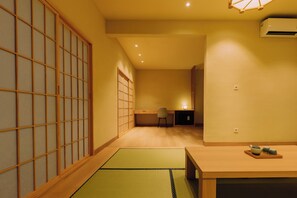 Japanese-style Suite | Minibar, desk, laptop workspace, free WiFi - Himawari House (Gianyar)