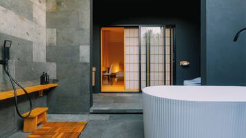 Japanese-style Suite | Bathroom | Combined shower/bathtub, towels, soap, shampoo