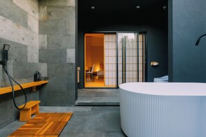 Suite in Japanse stijl | Badkamer | Een bad/douchecombinatie, handdoeken, zeep, shampoo