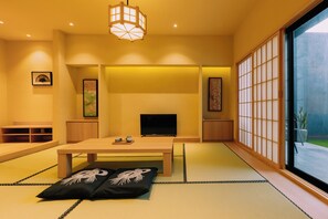 Suite de estilo japonés | Área de sala de estar | Televisión de pantalla plana de 32 pulgadas con canales digitales 