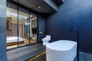 Habitación estándar, vista al viñedo | Baño | Tina con regadera, toallas, jabón, shampoo 