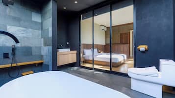 Standard Room, Vineyard View | Bathroom | Combined shower/bathtub, towels, soap, shampoo