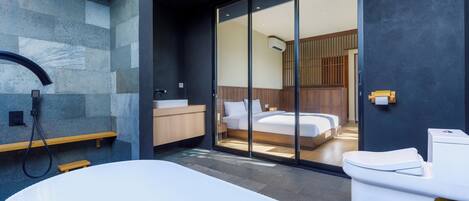 Rom – standard, utsikt mot vingård | Bad | Kombinert dusj/badekar, håndklær, såpe og sjampo