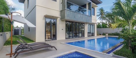 2 outdoor pools