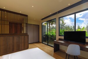 Minibar, escritorio, espacio para trabajar con laptop y wifi gratis