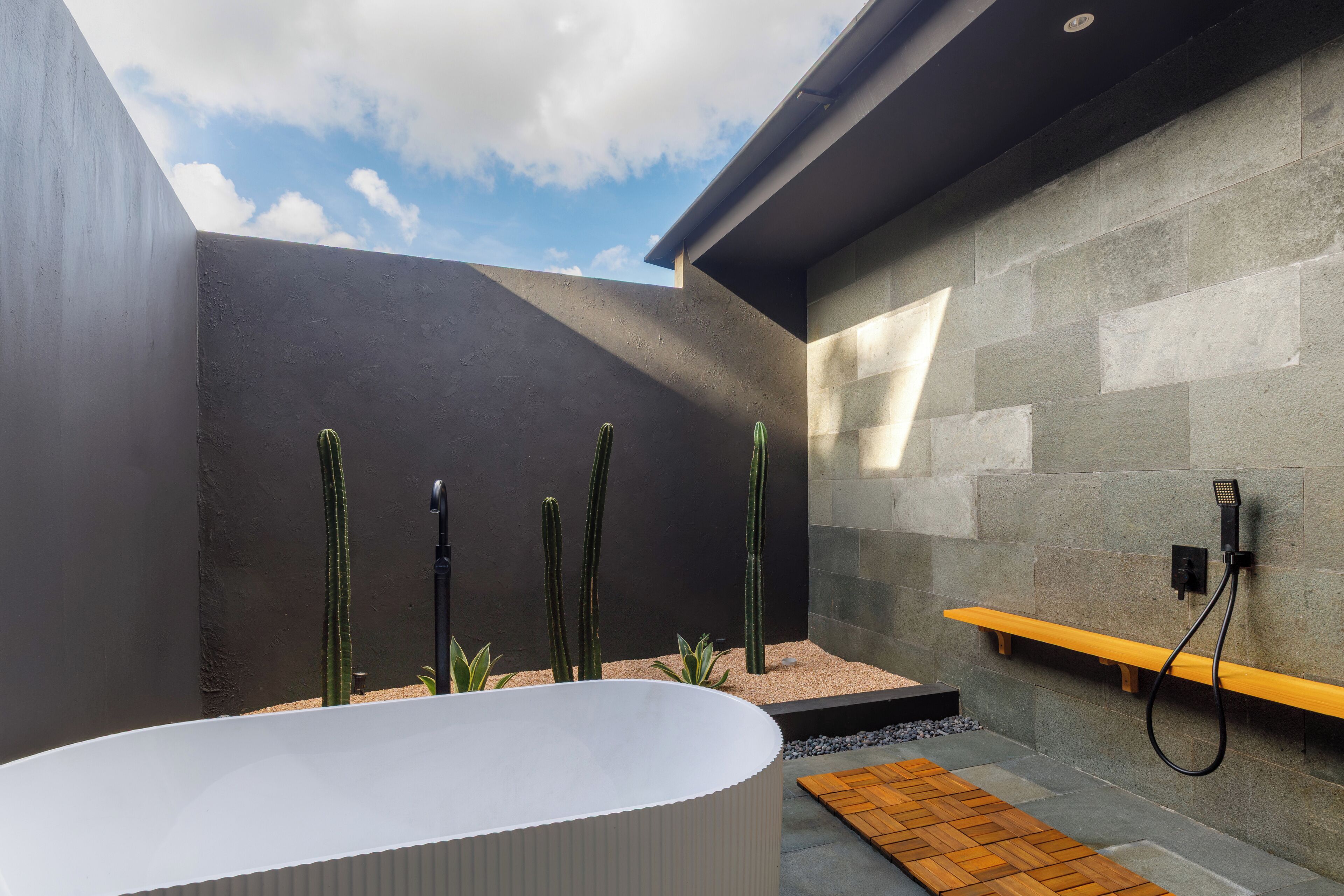 Japanese-style Suite | Bathroom | Combined shower/bathtub, towels, soap, shampoo