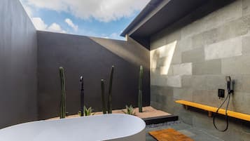 Japanese-style Suite | Bathroom | Combined shower/bathtub, towels, soap, shampoo