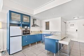Private kitchen - Whitsunday Oceans! Infinity Pool, Restaurant, Gym, Spa bath and Coral Sea View!! (Airlie Beach)