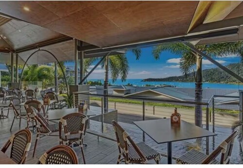 Whitsunday Oceans! Infinity Pool, Restaurant, Gym, Spa bath and Coral Sea View!!