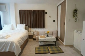 Habitación triple Confort, 1 cama matrimonial y sofá cama, para no fumadores, baño privado | Cortinas blackout y wifi gratis 