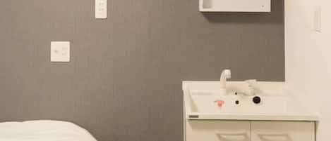 Junior dubbelrum - 1 dubbelsäng - icke-rökare - privat badrum | Mörkläggningsgardiner och gratis wi-fi