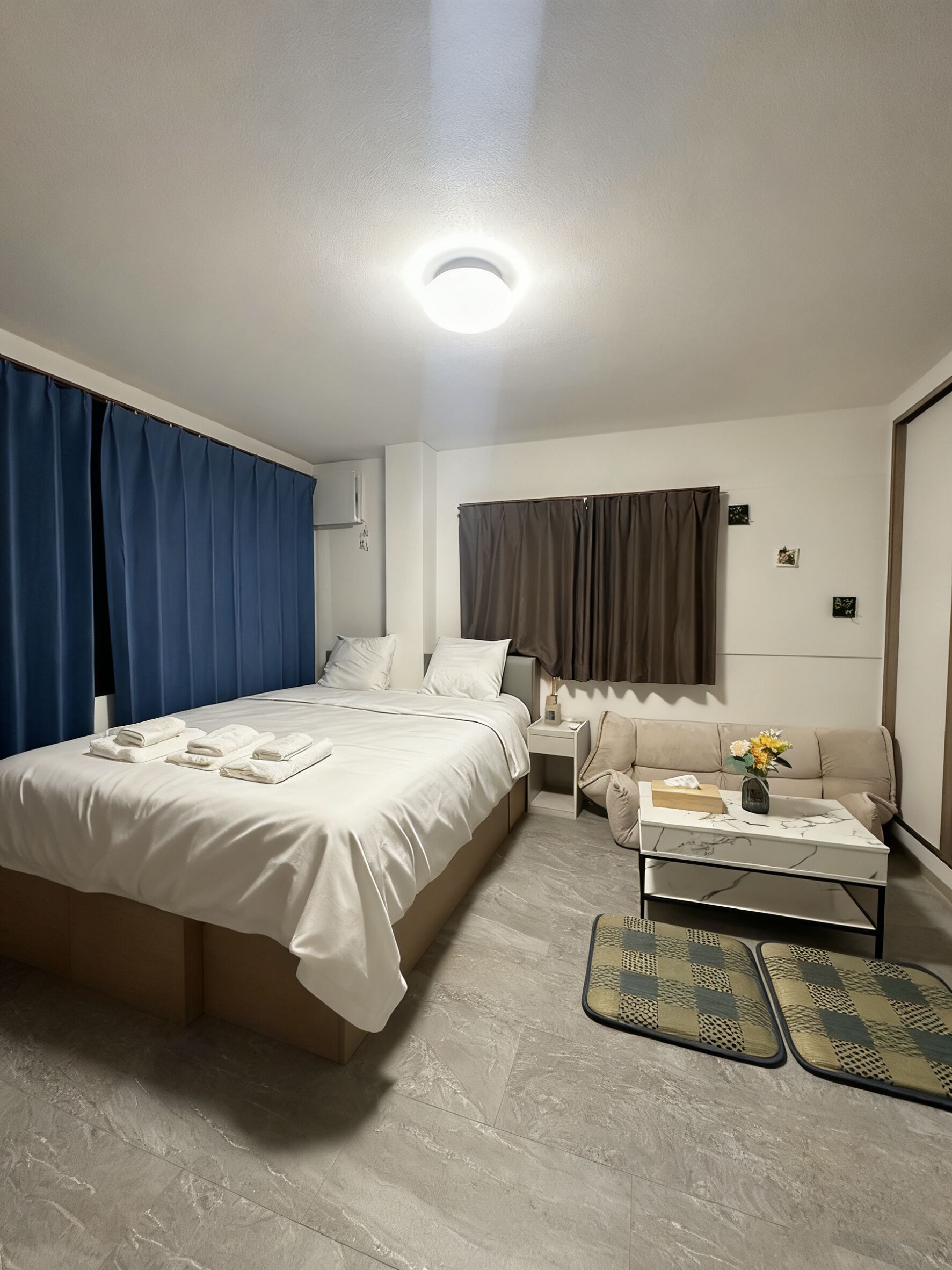 Comfort trippelrum - 1 dubbelsäng med bäddsoffa - icke-rökare - privat badrum | Mörkläggningsgardiner och gratis wi-fi