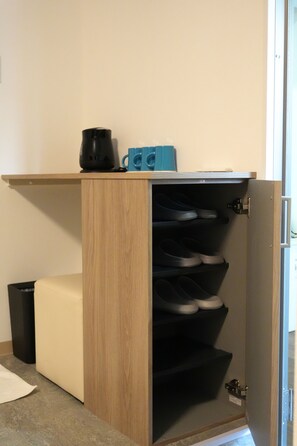 Habitación triple Confort, 1 cama matrimonial y sofá cama, para no fumadores, baño privado | Cortinas blackout y wifi gratis 