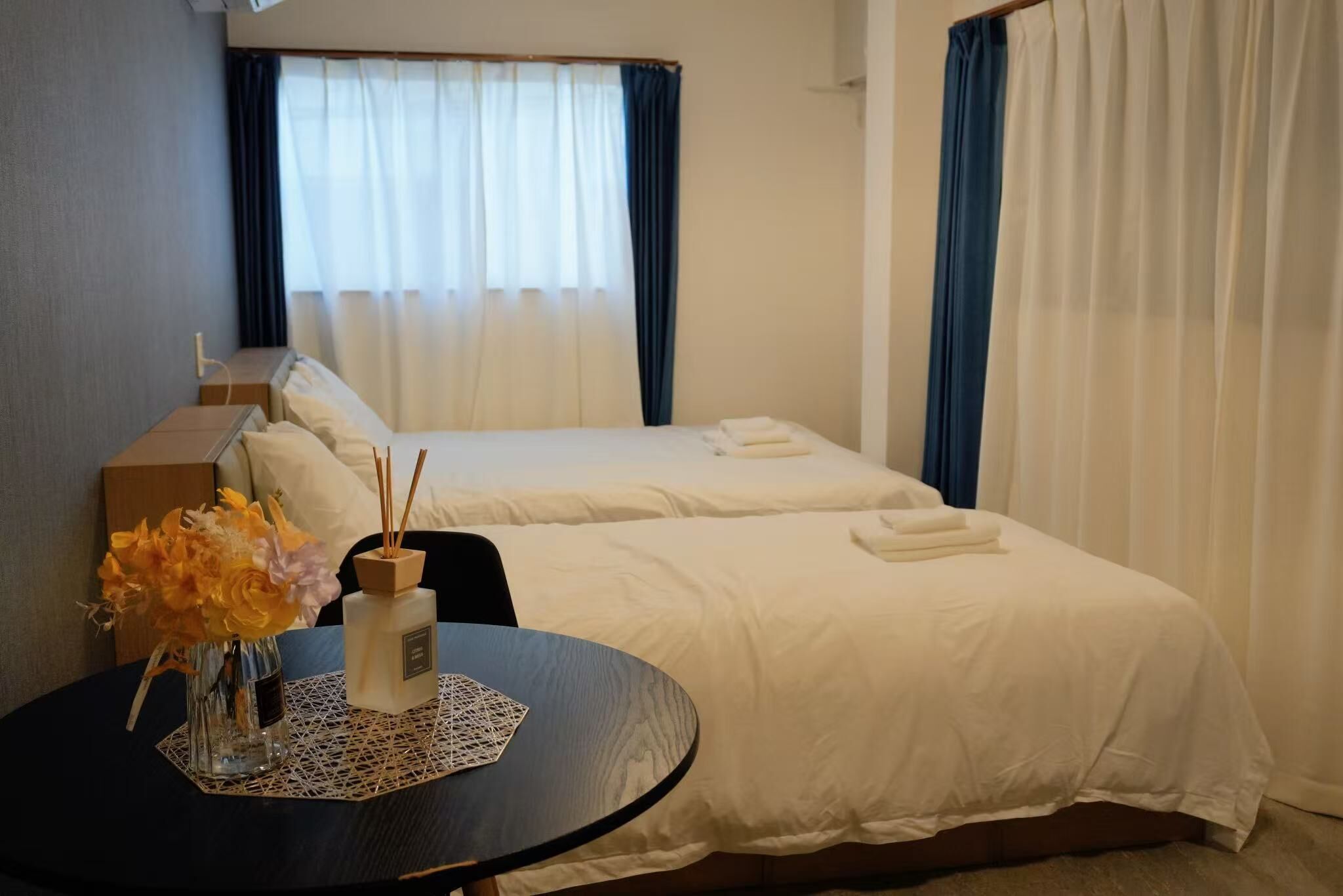 Trippelrum i japansk stil - flera sängar - icke-rökare - privat badrum | Vardagsrum