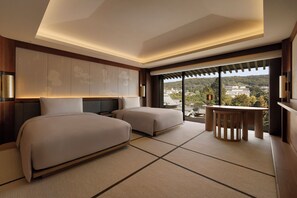 Minibar với thức ăn, đồ uống miễn phí, két bảo mật tại phòng 