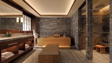 Suite (Gion) | Bathroom | Combined shower/bathtub, free toiletries, hair dryer, bathrobes