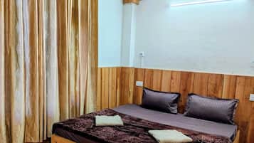 Deluxe Room, Mountain View | Rollaway beds, free WiFi, bed sheets