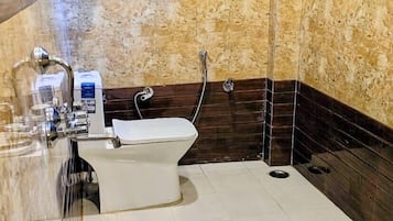 Deluxe Room, Mountain View | Bathroom | Shower, free toiletries, towels, soap