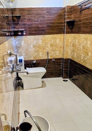 Deluxe Room, Mountain View | Bathroom | Shower, free toiletries, towels, soap
