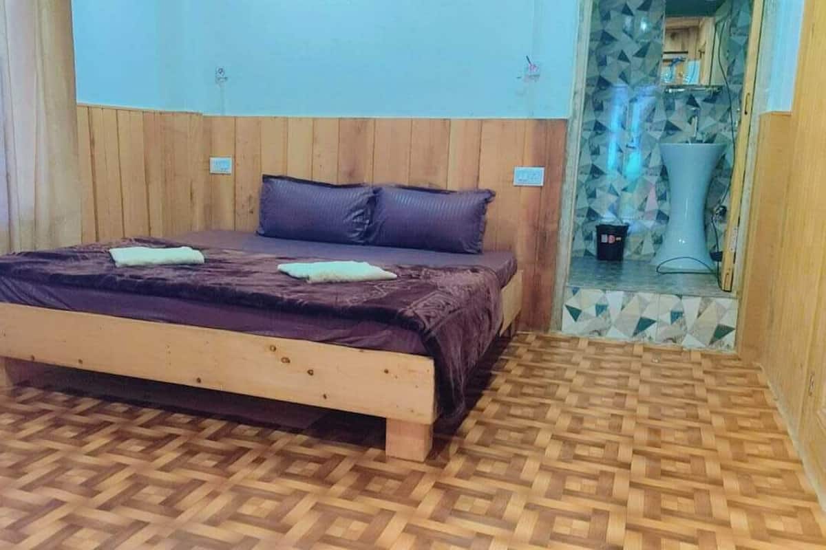 Deluxe Room, Mountain View | Rollaway beds, free WiFi, bed sheets
