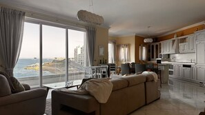 Smart TV - Modern 3BR Apartment with Panoramic Views (Sliema)