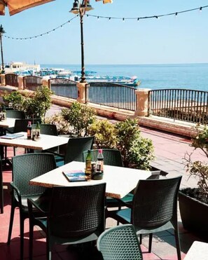 Outdoor dining - Modern 3BR Apartment with Panoramic Views (Sliema)