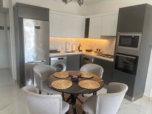 Apart Daire, 2 Yatak Odası, Balkon | Yemek odası