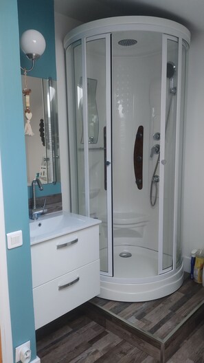 Shower, hair dryer, towels, soap - Gite Plénitude Nature & Soins for 1 to 8 people. A place to recharge your batteries (Vanosc)