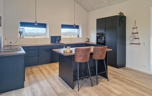 Kjøleskap, ovn, kokeplater og oppvaskmaskin