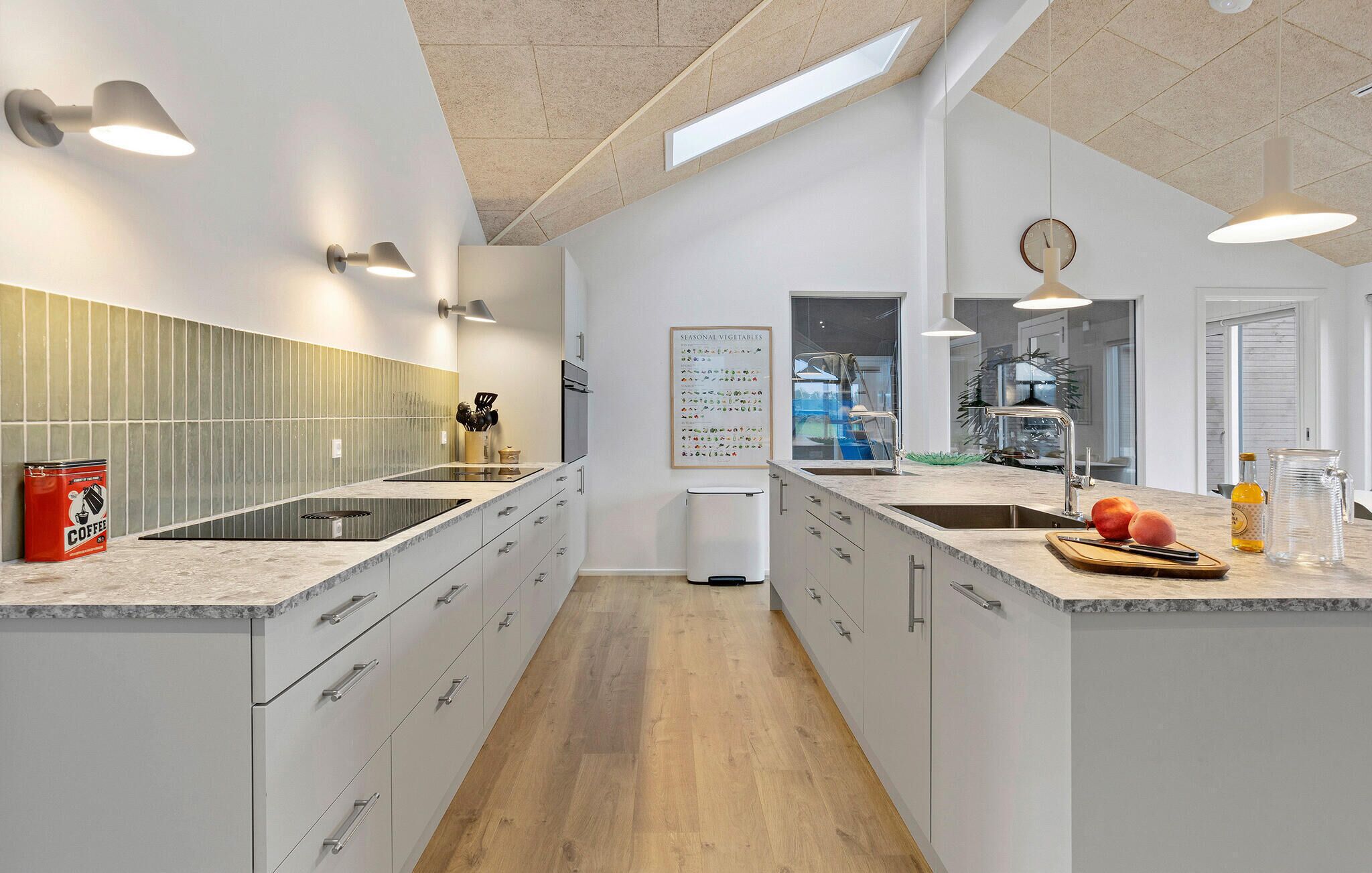 Een koelkast, een oven, een vaatwasser, een koffiezetapparaat/waterkoker