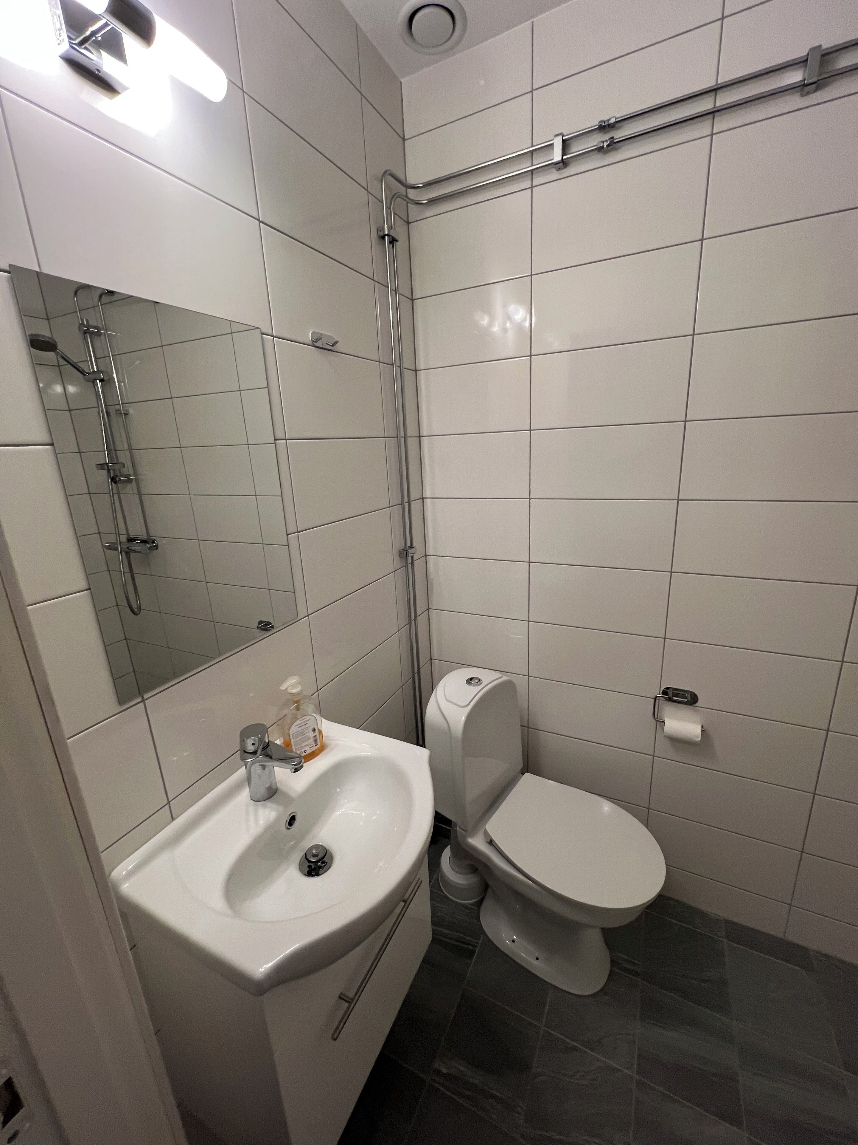Douche, sèche-cheveux, serviettes fournies, savon