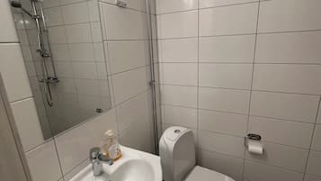 Douche, sĂšche-cheveux, serviettes fournies, savon