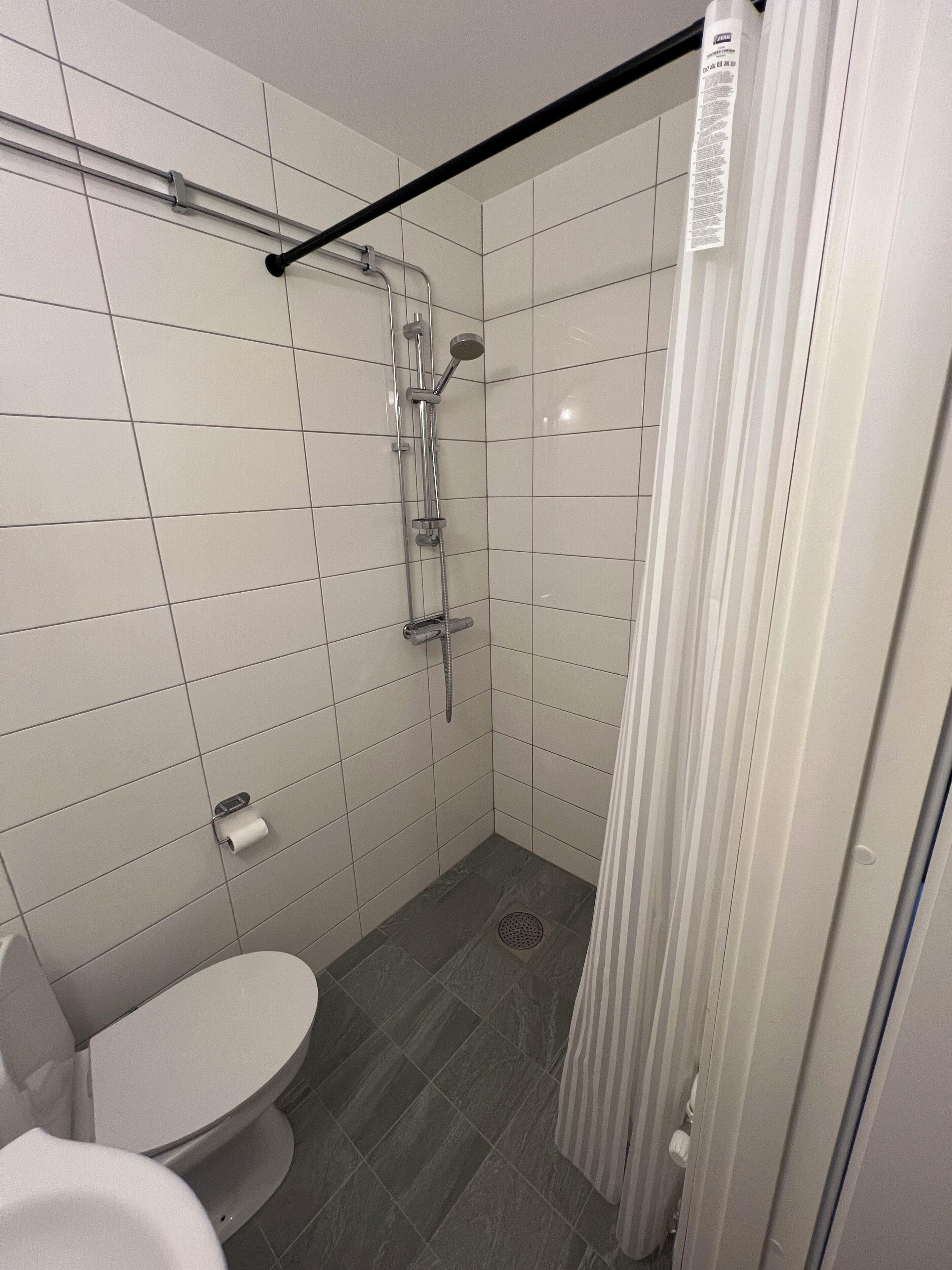 Douche, sèche-cheveux, serviettes fournies, savon