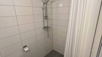 Douche, sĂšche-cheveux, serviettes fournies, savon