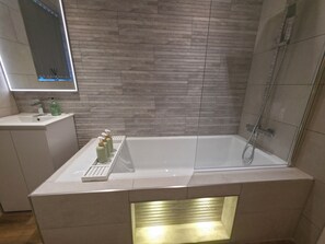 Hair dryer, towels, soap, toilet paper - Cosy Housewithin easy access to Nottingham City centre (Nottingham)