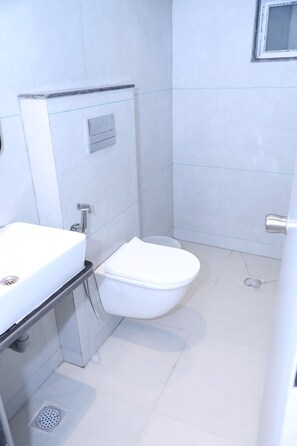 毛巾、肥皂、洗髮精、衛生紙